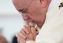 Papa presta nova homenagem a «povo de mártires»