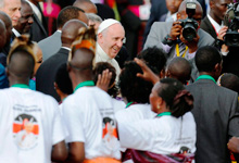 Papa começa viagem a África com mensagens contra o terrorismo e em defesa do ambiente