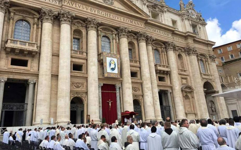 O sacerdote «só pode ter dois tesouros, Deus e as pessoas»