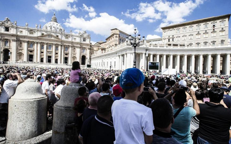 Papa elogia religiosos dedicados à Igreja e rejeita «burocratas»